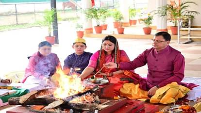CM Dhami: नवमी पर सीएम धामी ने विधि विधान से किया कन्या पूजन, प्रदेशवासियों को दी शुभकामनाएं, देखें तस्वीरें CM Dhami performed Kanya Puja as per rituals in khatima