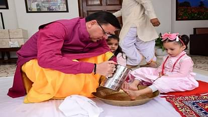 CM Dhami: नवमी पर सीएम धामी ने विधि विधान से किया कन्या पूजन, प्रदेशवासियों को दी शुभकामनाएं, देखें तस्वीरें CM Dhami performed Kanya Puja as per rituals in khatima