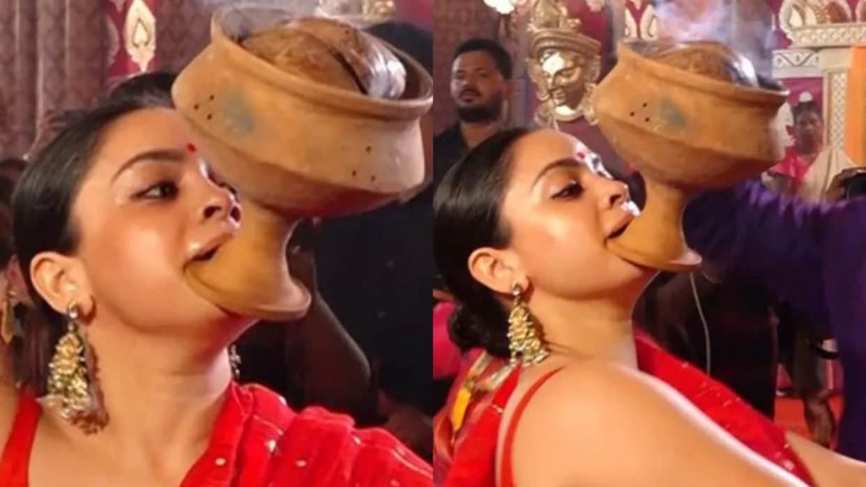 Sumona chakravarti did dhunuchi dance in durga pooja pandal video goes viral on internet