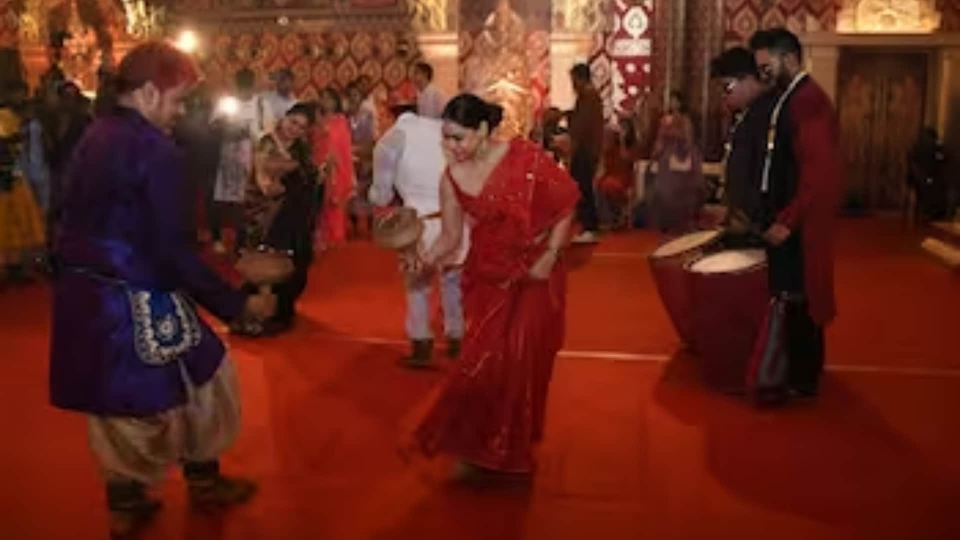 Sumona chakravarti did dhunuchi dance in durga pooja pandal video goes viral on internet