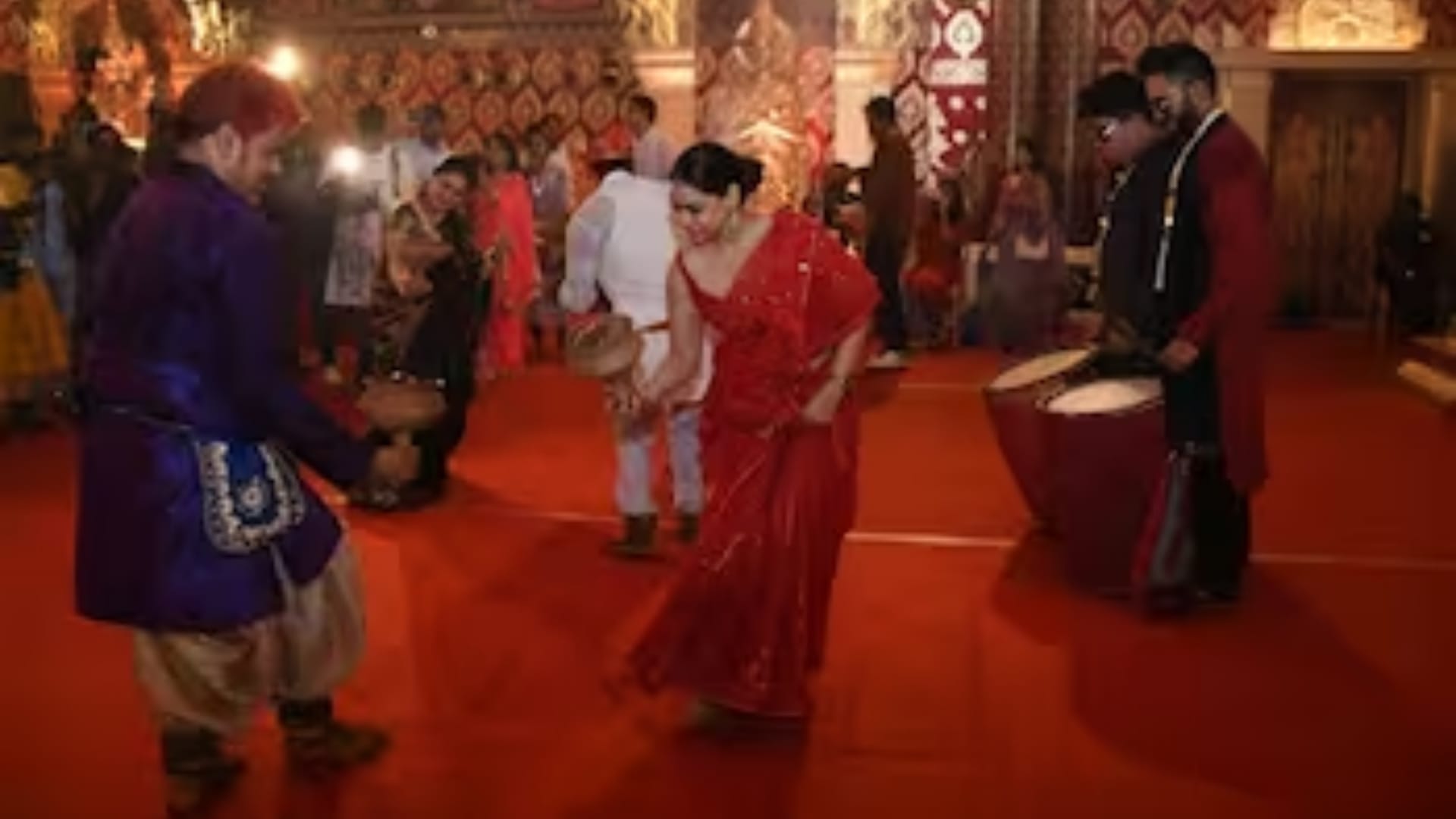 Sumona chakravarti did dhunuchi dance in durga pooja pandal video goes viral on internet