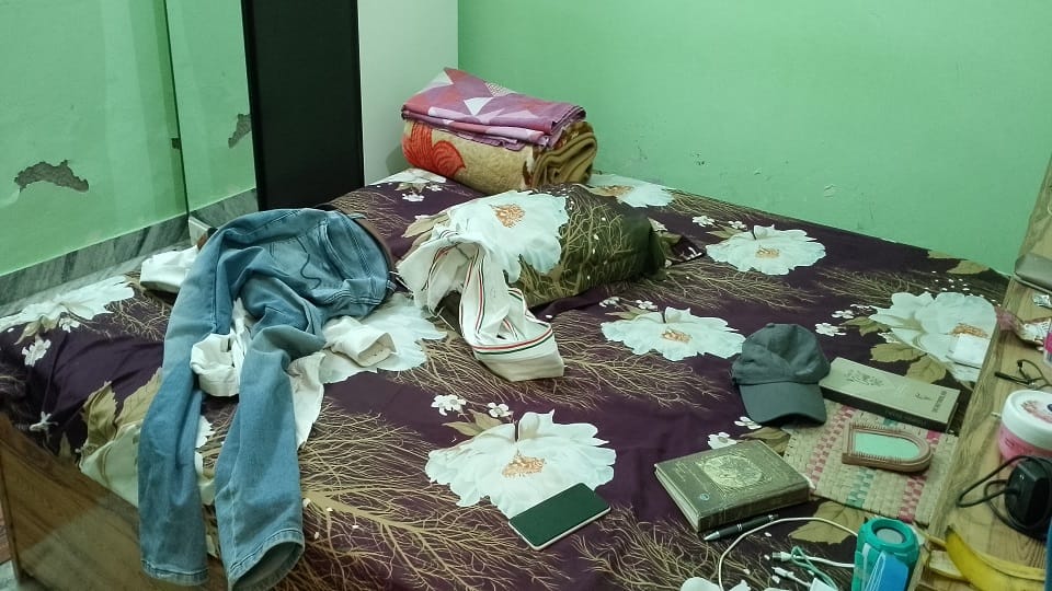 Miscreants took away jewelery worth lakhs and revolver from the cold storage owner house