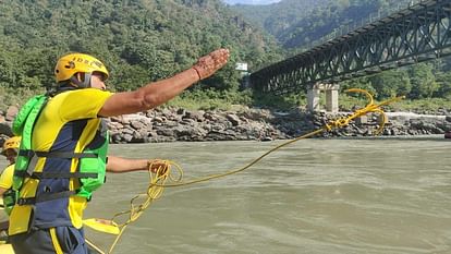 Teenager drowned in river 60 children group from UP school  come on excursion SDRF search operation Rishikesh