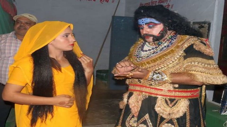Ravana explaining the scene to Shri Ram and Sita in the green room