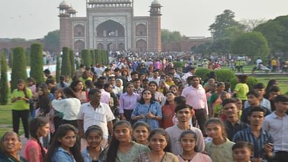 Taj Mahal: ताज पर उमड़ी भीड़, 30600 ने किया मोहब्बत की इमारत का दीदार Taj Mahal Crowd Uncontrolled in Agra