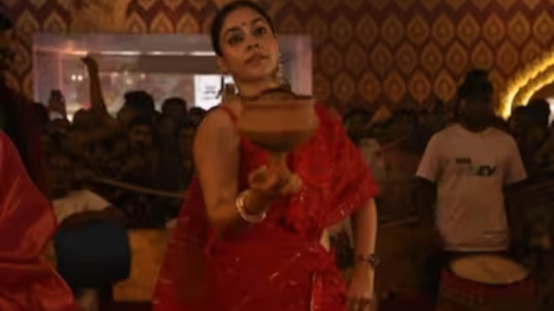 Sumona chakravarti did dhunuchi dance in durga pooja pandal video goes viral on internet