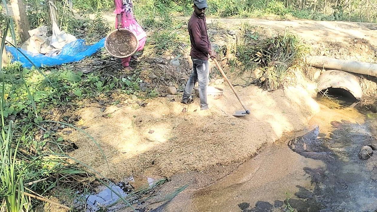 Trolley laden with paddy overturns in drain in Bela Bathu, farmer suffers loss worth lakhs of rupees