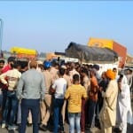 हरियाणा बॉर्डर पर किसानों व वाहन चालकों पर पुलिस ने लाठियां बरसाईं।