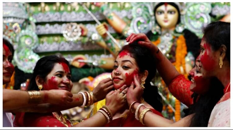 Durga Puja 2023 Sindoor Khela Date Know Its Significance And History In Hindi Amar Ujala Hindi