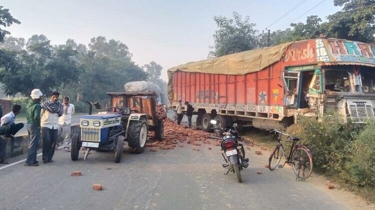 Moradabad: सड़क हादसे में ट्रैक्टर चालक की मौत, आरोपी की गिरफ्तारी के लिए काटा हंगामा, मौके पर लगा भीषण जाम