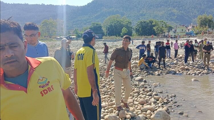 Pauri News: श्रीनगर में दशहरा पूजा के लिए नदी किनारे गया युवक तेज बहाव में बहा, तलाश में जुटी एसडीआरएफ