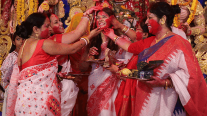 Women celebrated Sindoor Khela festival in CR Park Delhi photos