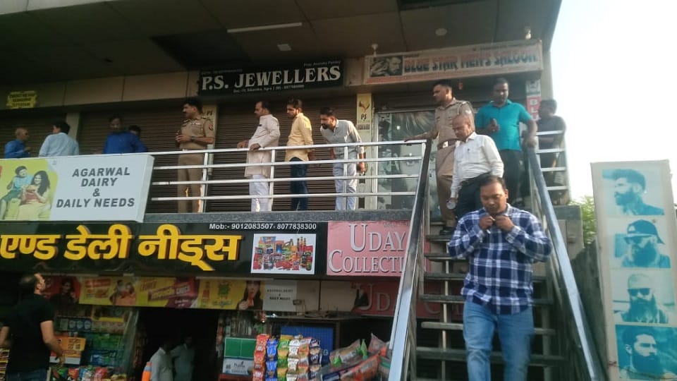 Robbery at PS Jewelers in broad daylight in Agra miscreants came on bike loot after hostage
