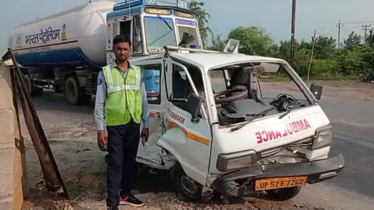 Ambulance collided with divider to save bike rider in Kaimur; 4 people seriously injured, Varanasi referred
