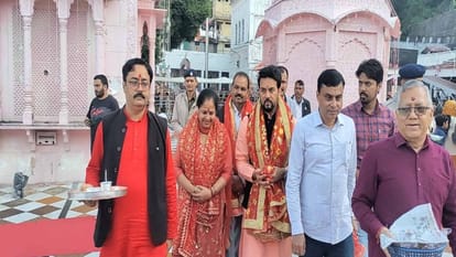 Kangra: विजयादशमी पर केंद्रीय मंत्री अनुराग ठाकुर ने शक्तिपीठ ज्वालामुखी में किया कन्या पूजन On Vijayadashami Union Minister Anurag Thakur performed Kanya Puja in Shaktipeeth Jwalamukhi.