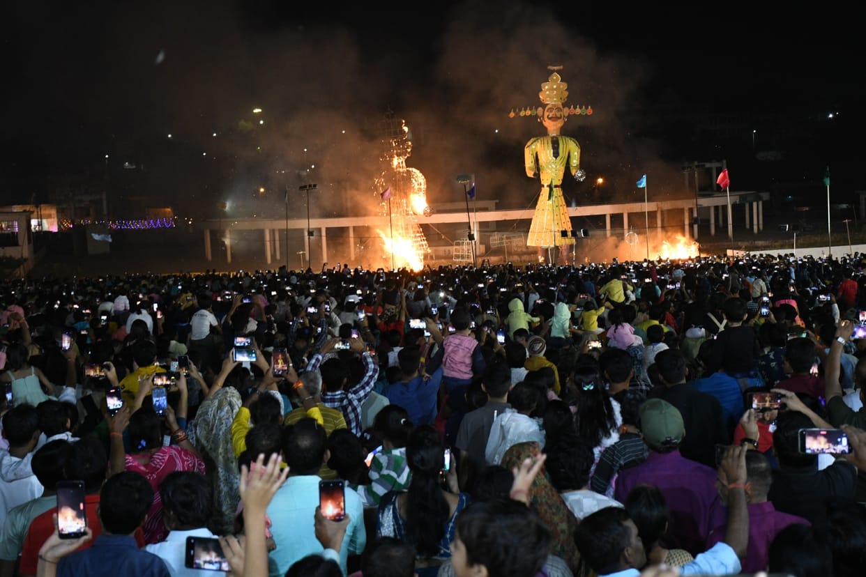MP News: Hamas-like Ravana burnt in Bhopal, Digvijay said: We have to take the resolution of victory of love o