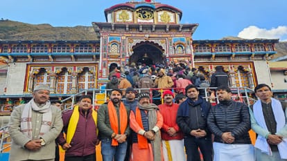 Badrinath Dham: कड़ाके की ठंड में बदरी विशाल के दर्शन को उमड़ रहे श्रद्धालु, कैलाश विजयवर्गीय ने भी की पूजा Badrinath Dham: Kailash Vijayvargiya reached for darshan Lord Badri Vishal