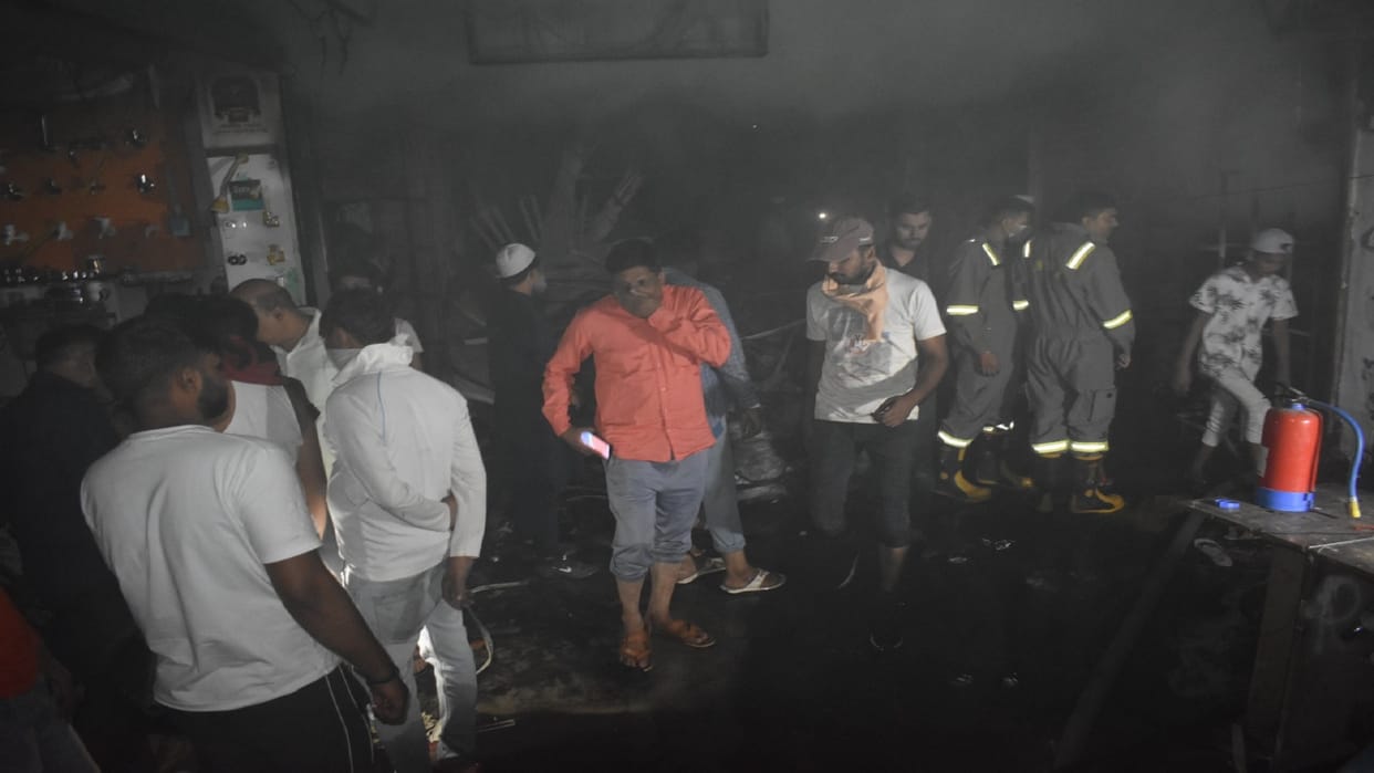 Battery burst due to short circuit in Ansari Plaza of Bulandshahr, fire broke out in three shops