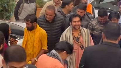 जम्मू कश्मीर: कटड़ा पहुंचे बागेश्वर धाम के धीरेंद्र शास्त्री, मां वैष्णो देवी के दर्शन के लिए रवाना Dhirendra Shastri of Bageshwar Dham visit katra Reasi Paid Obeisance vaishno devi