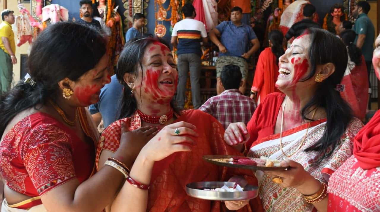 Navratri completed: Mother idols removed from Durga Puja pandals, immersion took place