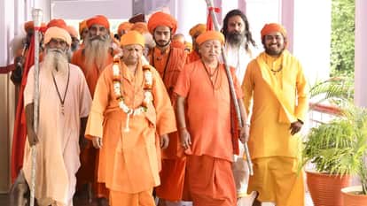 Saints and devotees took blessings of Gorakshpeethadhishwar in Tilakotsav