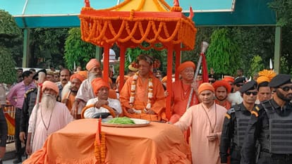 Vijayadashami procession of Gorakshpeethadhishwar took place amidst drums and drums