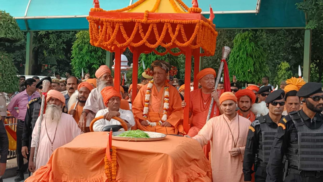 Vijayadashami procession of Gorakshpeethadhishwar took place amidst drums and drums