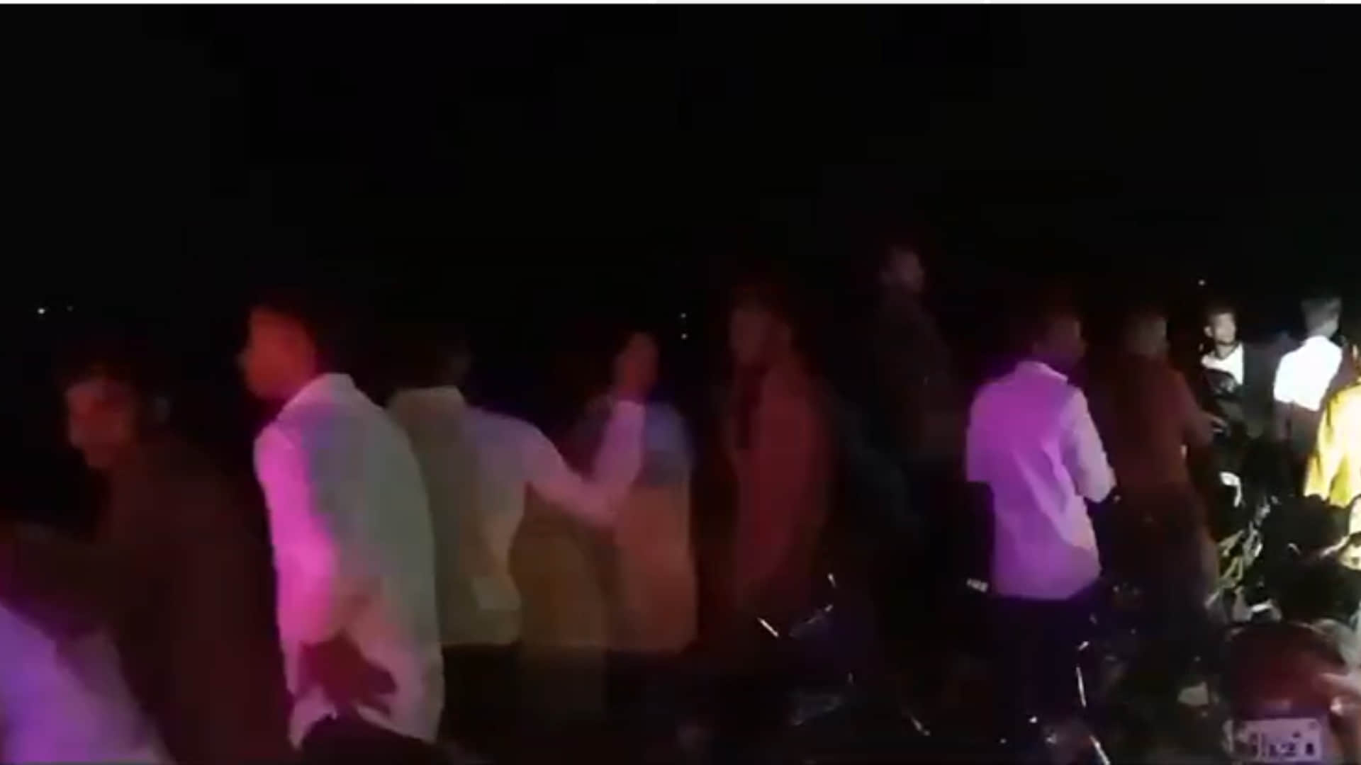 घटनास्थल पर लगी भीड़