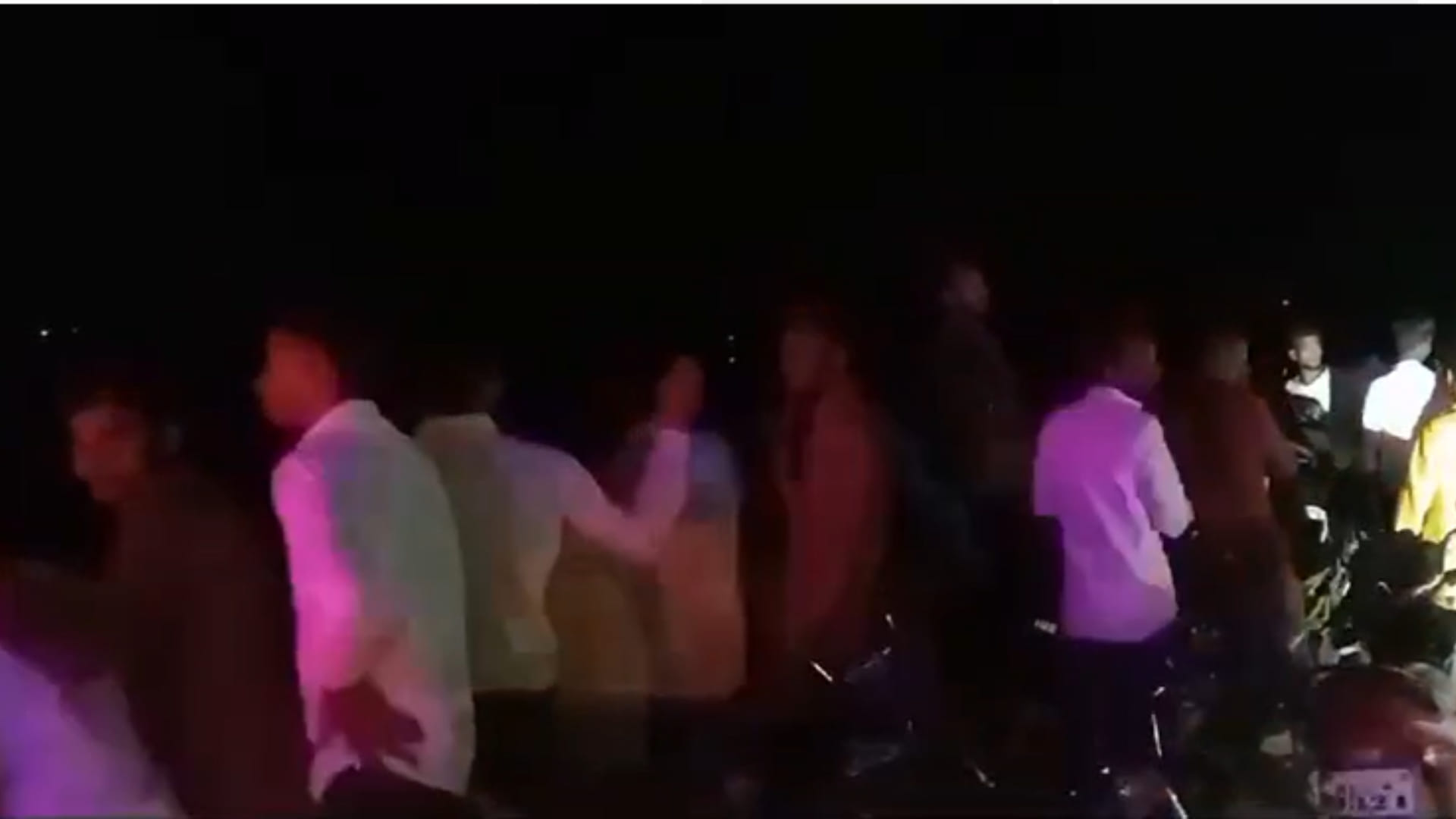 घटनास्थल पर लगी भीड़