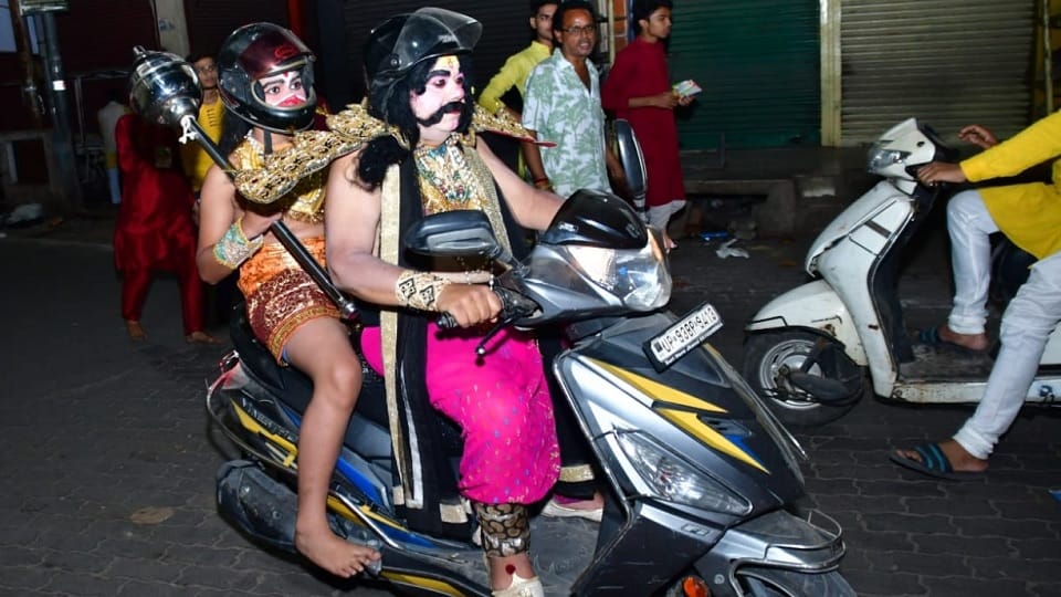 Artists dressed as Ravana and Hanuman for Ramlila in Jhansi wore helmets and gave the message of road safety