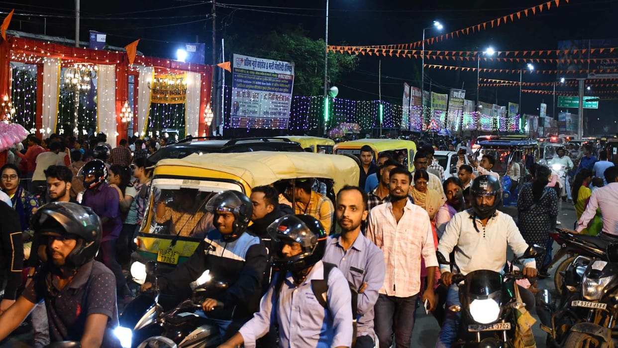 Devotees gathered in Gorakhpur at night