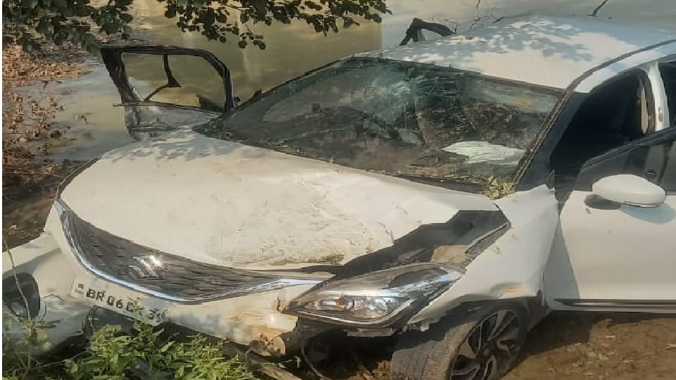 Uncontrolled car hits tree on Hamirpur Kalpi highway two killed