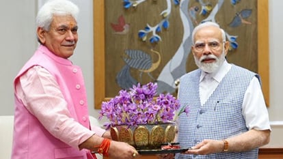 जम्मू कश्मीर: PM मोदी से मिले उपराज्यपाल मनोज सिन्हा, प्रदेश के हालातों पर की चर्चा, ये खास तोहफा किया भेंट lg manoj sinha met pm narendra modi Presented Saffron Flower known as Kong Posh