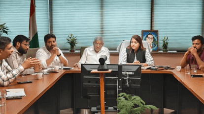 Delhi Mayor Shelly Oberoi appealed to help in keeping streets clean along with houses