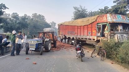 Moradabad: Tractor driver dies in road accident, chaos created for arrest of accused