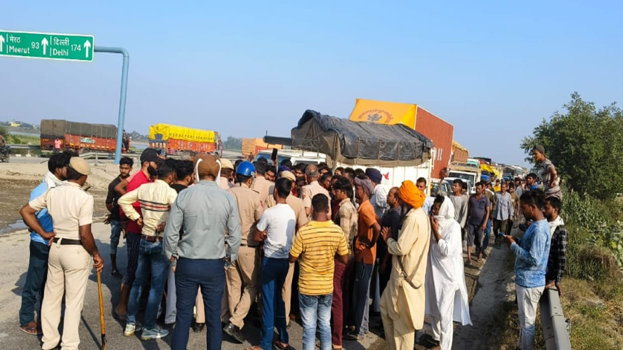 Shamli News: Police beat farmers and drivers by sticks on Haryana border