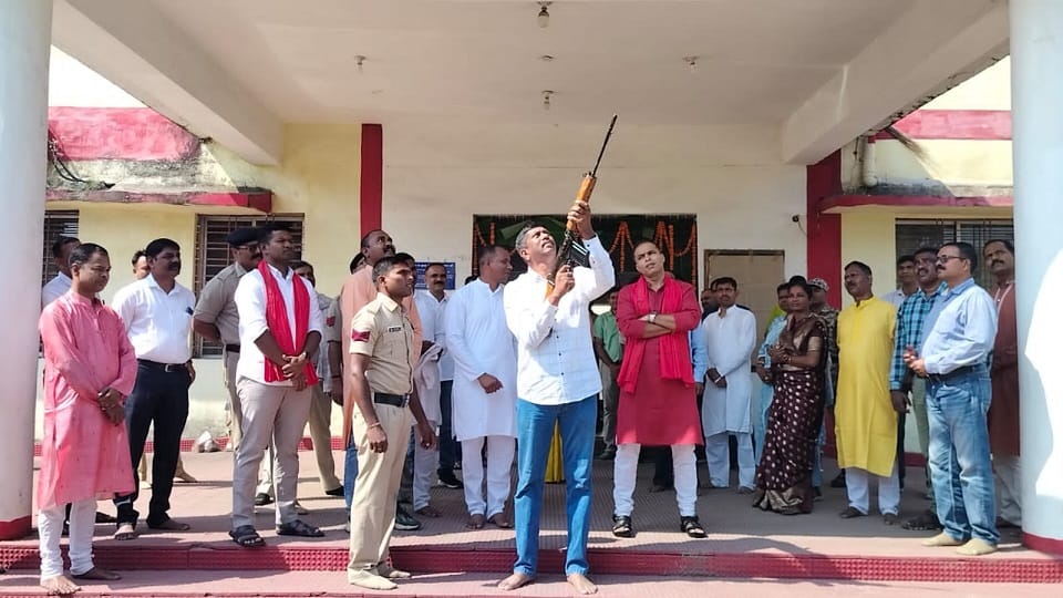Shastra puja done in police line joyous firing took place after the puja in Korba