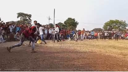 पत्थर बरसाते लोग