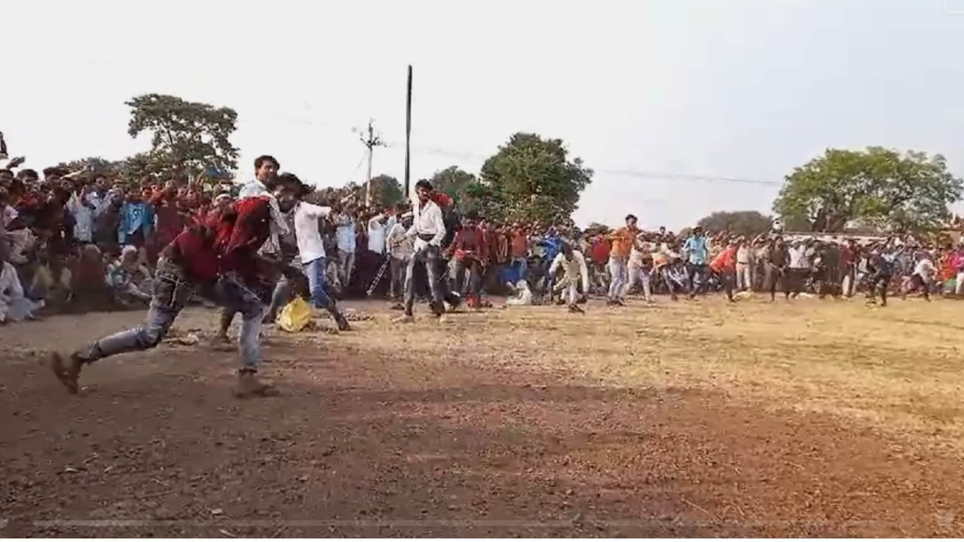 पत्थर बरसाते लोग