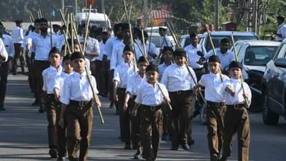 पथ संचलन करते स्वयंसेवक।