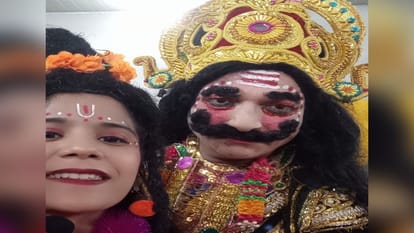 father plays the role of Ravana and daughter as role of Ram in Bareilly Ramleela