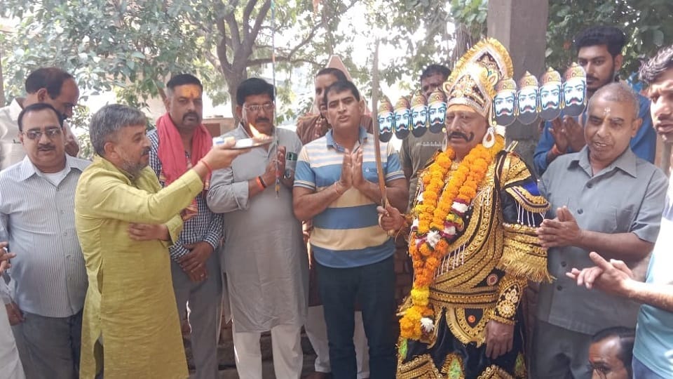 Dussehra 2013 People Worship Ravana In Mathura on vijaydashmi