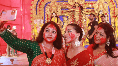 Women celebrated Sindoor Khela festival in CR Park Delhi photos