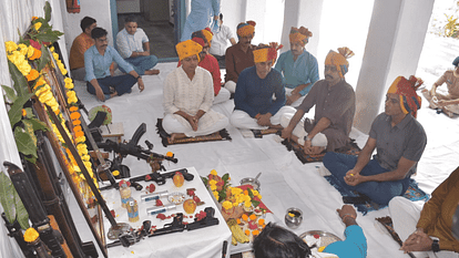 Ujjain: विजयादशमी पर्व पर पुलिस लाइन में हुआ शस्त्र पूजन, अधिकारियों ने किया हवाई फायर Weapon worship took place in the police line on Vijayadashami festival.
