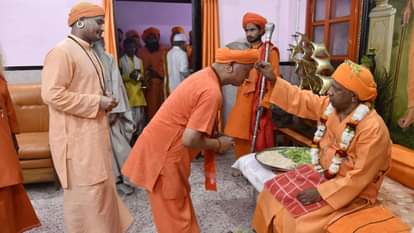 तिलक हाल में पारंपरिक तिलकोत्सव कार्यक्रम में तिलक लगाते सीएम योगी।