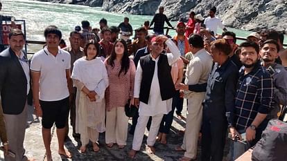 Uttarakhand Akhilesh Yadav reached Devprayag with family on Dussehra took Ganga snsn at Sangam