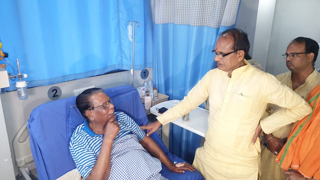 MP Election 2023: Shivraj reached the hospital to see Umashankar Gupta, discussed in solitude for half an hour
