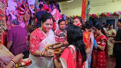 Sindur Khela: सिंदूर खेलकर बंगाली समाज की महिलाओं ने मां दुर्गा को दी विदाई; विश्व शांति के लिए की प्रार्थना Women of Bengali society gave farewell to Maa Durga through Sindoor Khela in Gaya; Prayer for world peace