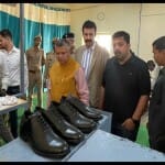 बंदियों द्वारा बनाए गए जूते
