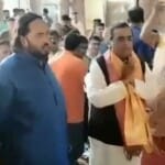 बेटे के साथ मुकेश अंबानी